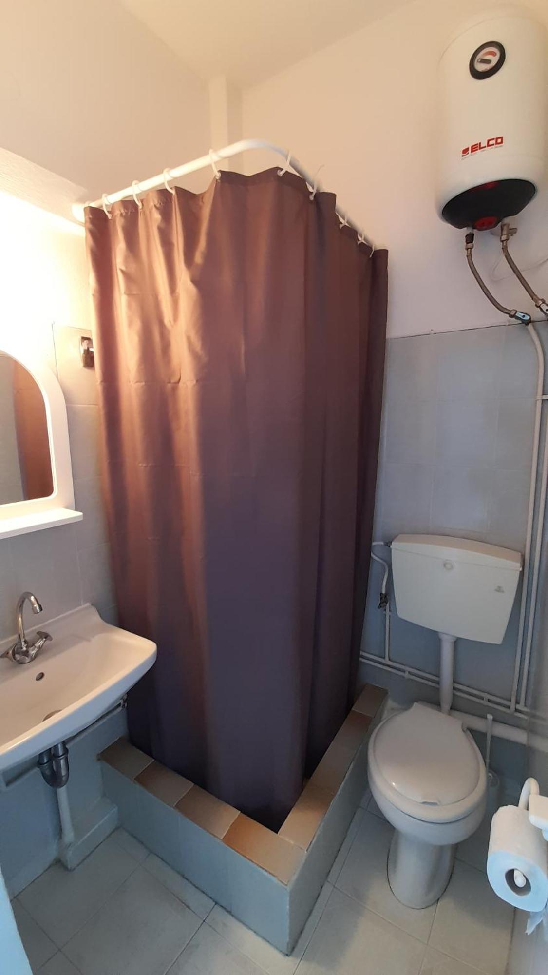 Thalassino Ageri Gialiskari  Bilik gambar
