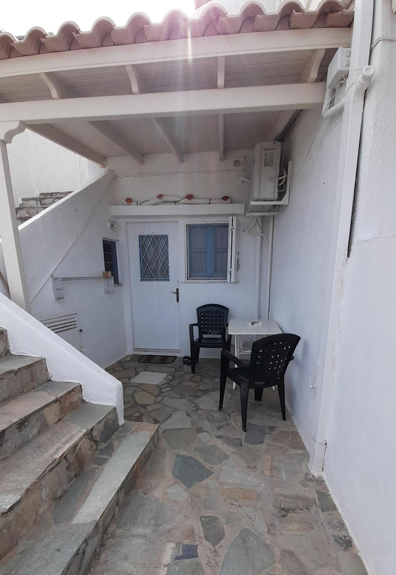 Thalassino Ageri Gialiskari  Bilik gambar