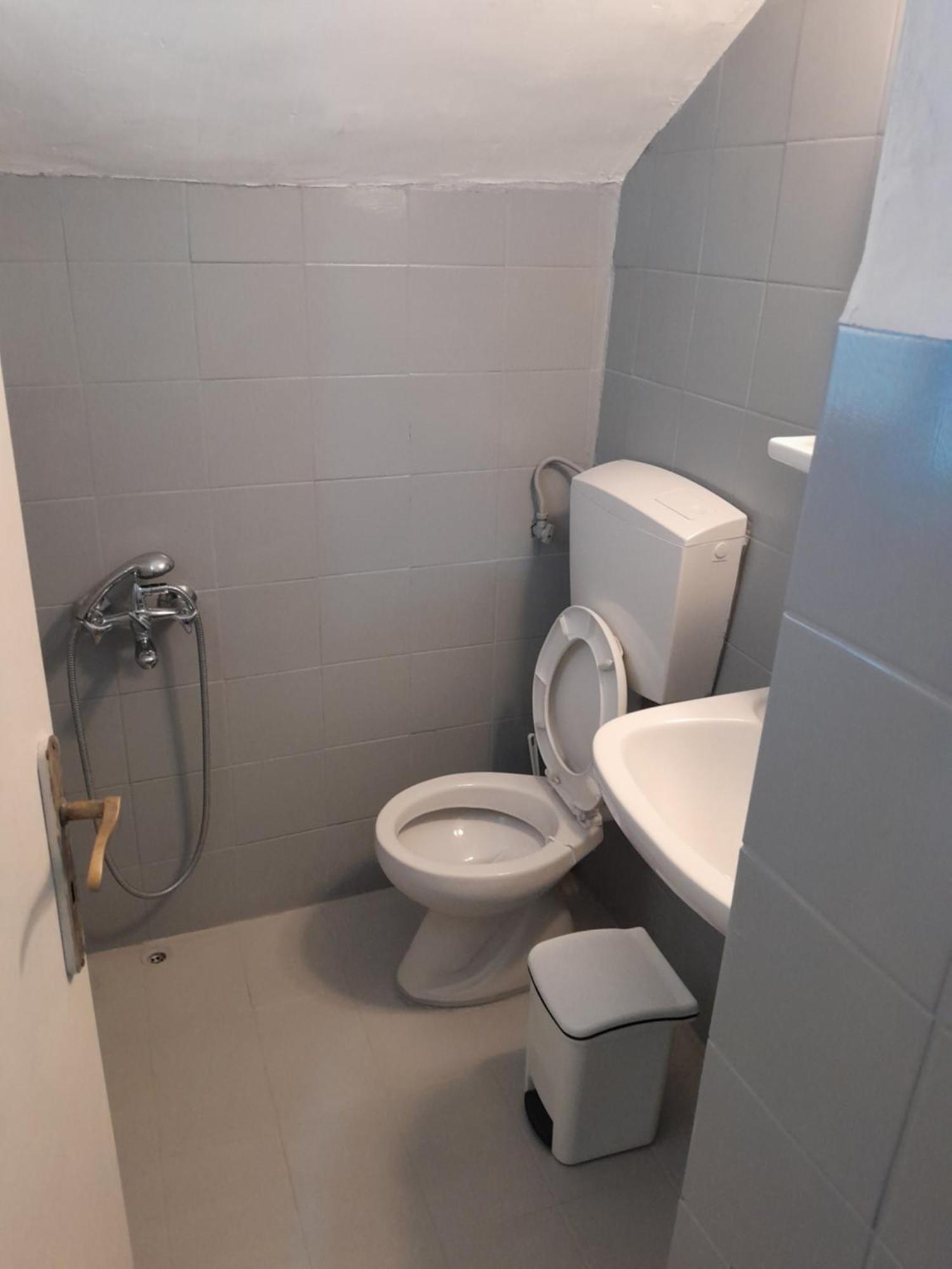 Thalassino Ageri Gialiskari  Bilik gambar