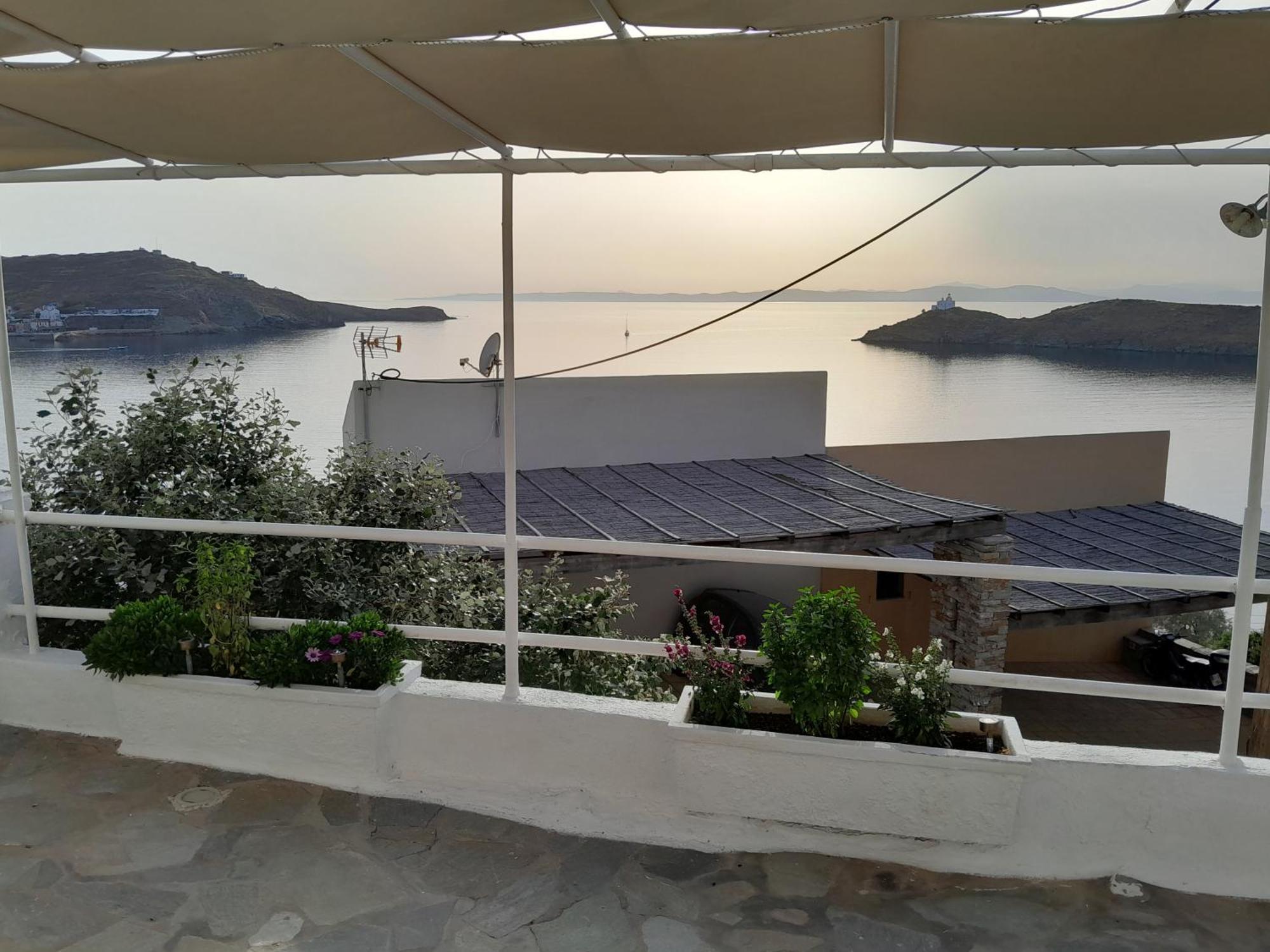 Thalassino Ageri Gialiskari  Bilik gambar